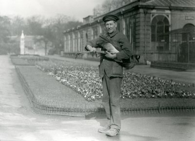 Il custode G. Blore che porta una gru coronata grigia, Zoo di Londra, maggio 1923 da Frederick William Bond